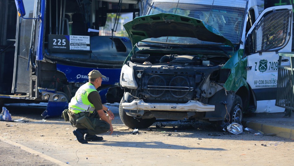 Accidente entre bus del Transantiago y radiopatrulla de Carabineros. Bus del Transantiago colisionó con radiopatrulla de Carabineros en la rotonda Grecia