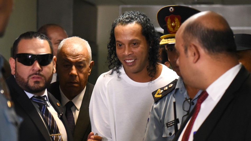 Ronaldinho Juez rechaza arresto domiciliario en millonaria mansión para Ronaldinho y deberá seguir en la cárcel