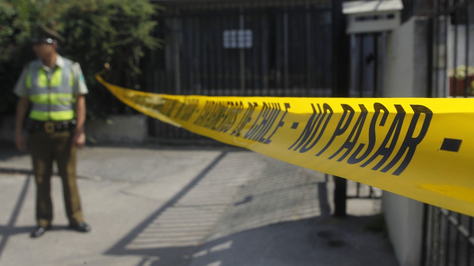 Casa rodeada de Carabineros Detienen a joven de 19 años acusado de apuñalar y matar a su padre en Villa Alemana