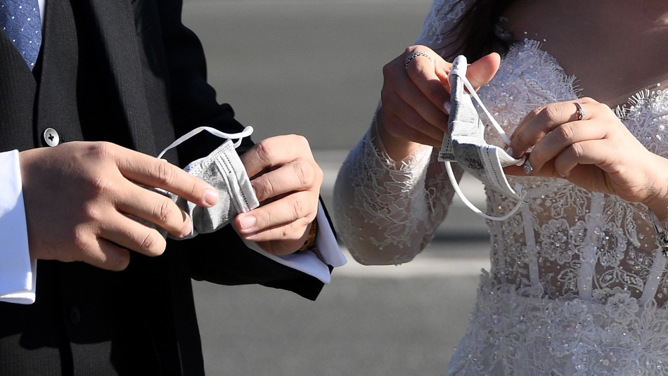 Imagen referencial de archivo Pareja es obligada a usar guantes y mascarillas para poder casarse en Italia