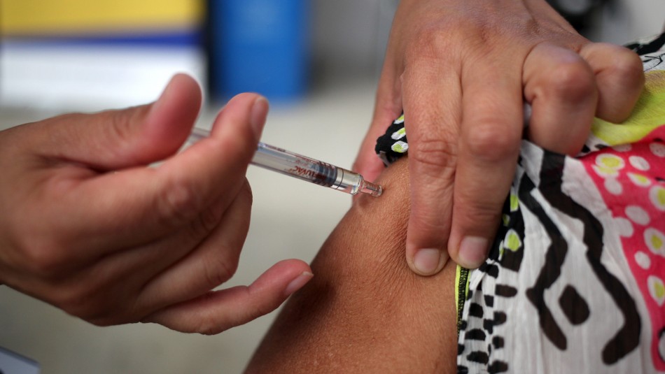 Stock de vacunas contra la influenza: Mañalich responde a denuncias de alcaldes