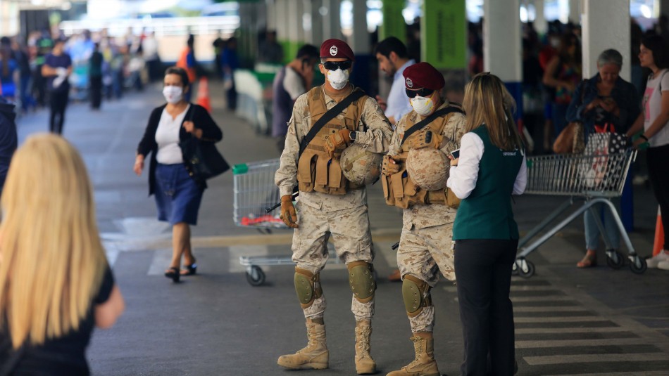 Militares en supermercados Militares custodian supermercados ante aglomeraciones previa a cuarentena total en 7 comunas
