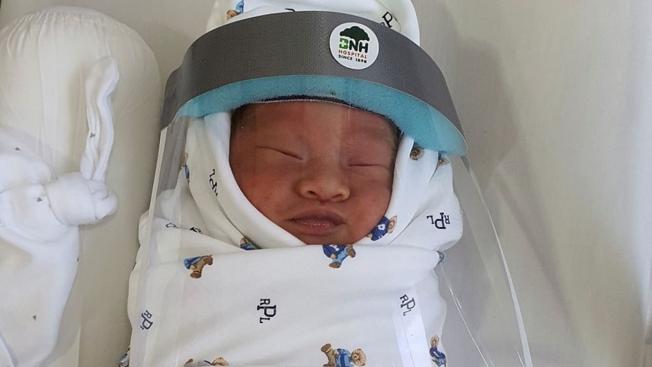 Foto demuestra como protegen del coronavirus a los bebés recién nacidos en Tailandia Foto demuestra como protegen del coronavirus a los bebés recién nacidos en Tailandia