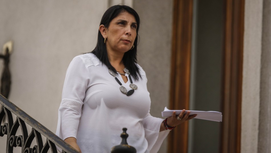 Escolta de ministra Karla Rubilar frustra encerrona a auto que la antecedía Escolta de ministra Karla Rubilar frustra encerrona a auto que la antecedía
