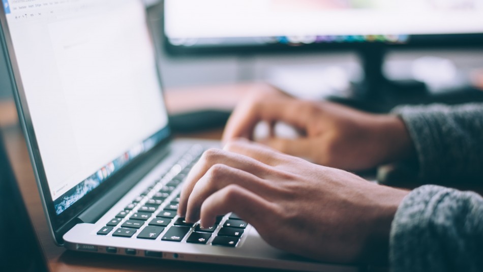 Persona en computador Tráfico de Internet aumenta en un 40% en Chile debido a la pandemia de coronavirus