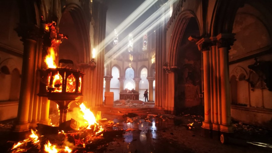 General Mario Rozas visita iglesia institucional de Carabineros tras ser incendiada General Mario Rozas visita iglesia institucional de Carabineros tras ser incendiada