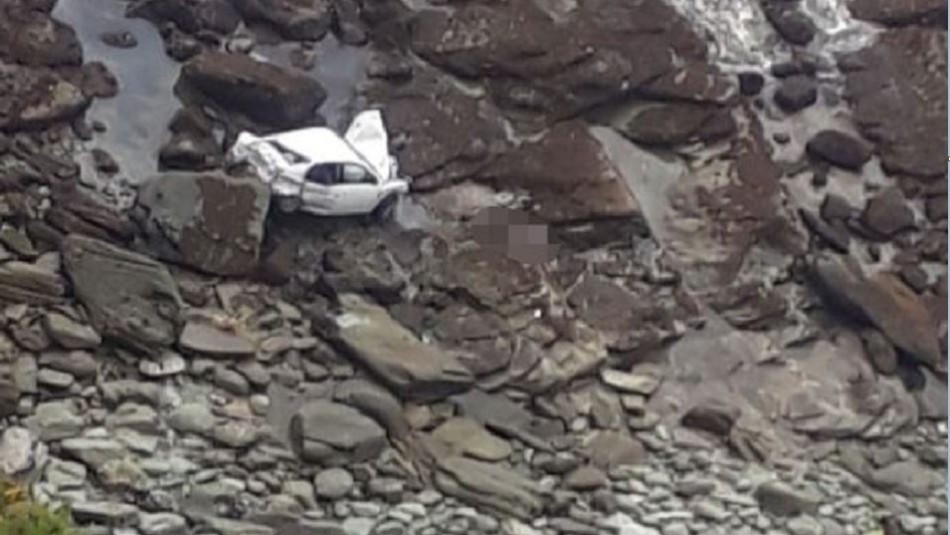 Mujer muere tras caer con su vehículo en roqueríos en Valdivia Mujer muere tras caer con su vehículo en roqueríos en Valdivia