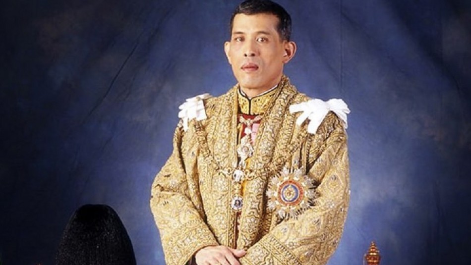 El polémico protocolo del Rey de Tailandia: Mujeres y hombres se deben arrastrar a sus pies El polémico protocolo del Rey de Tailandia: Mujeres y hombres se deben arrastrar a sus pies