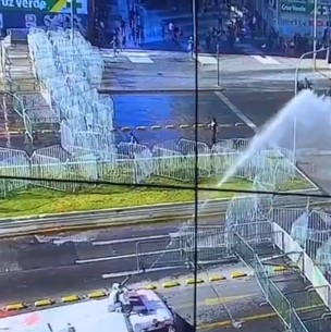 Suspenden tránsito en la Alameda y se cierra estación Universidad de Chile por manifestaciones Suspenden tránsito en la Alameda y se cierra estación Universidad de Chile por manifestaciones