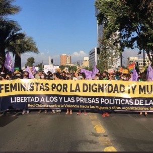 Comenzó en Plaza Italia: Se inicia marcha feminista por vereda sur de la Alameda Comenzó en Plaza Italia: Se inicia marcha feminista por vereda sur de la Alameda