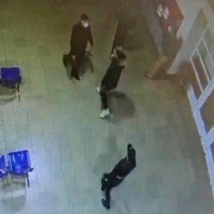 Hombre agrede a guardias de consultorio: Le impidieron ingresar con su pareja a Urgencias Hombre agrede a guardias de consultorio: Le impidieron ingresar con su pareja a Urgencias