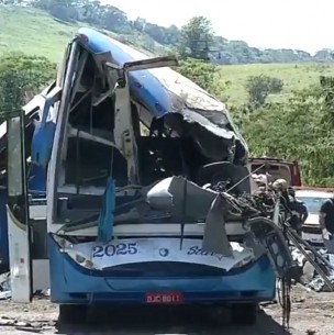Al menos 37 muertos deja choque de camión con autobús en Brasil Al menos 37 muertos deja choque de camión con autobús en Brasil