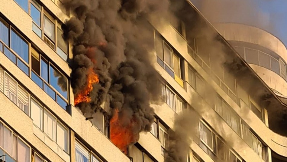 Gran incendio afecta al menos 6 departamentos en comuna de Providencia Gran incendio afecta al menos 6 departamentos en comuna de Providencia