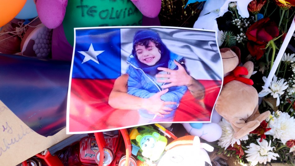 Caso Tomás Bravo Caso Tomás Bravo: Decenas de personas se reúnen con globos y peluches en las afueras del SML