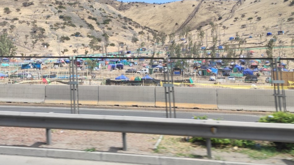 Vecinos protestan por toma de terrenos en cerro Renca: Son cerca de mil personas Vecinos protestan por toma de terrenos en cerro Renca: Son cerca de mil personas