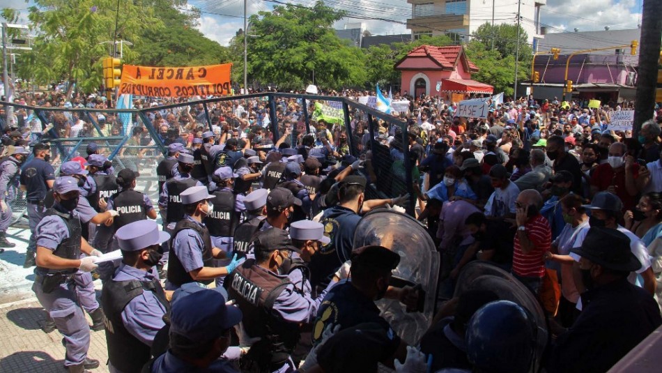Fuertes disturbios en ciudad argentina por regreso a cuarentena estricta Fuertes disturbios en ciudad argentina por regreso a cuarentena estricta