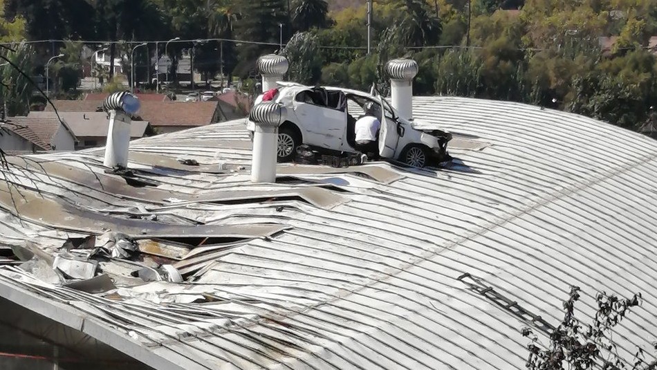 Auto se queda sin frenos y termina sobre el techo de un colegio en Viña del Mar Auto se queda sin frenos y termina sobre el techo de un colegio en Viña del Mar