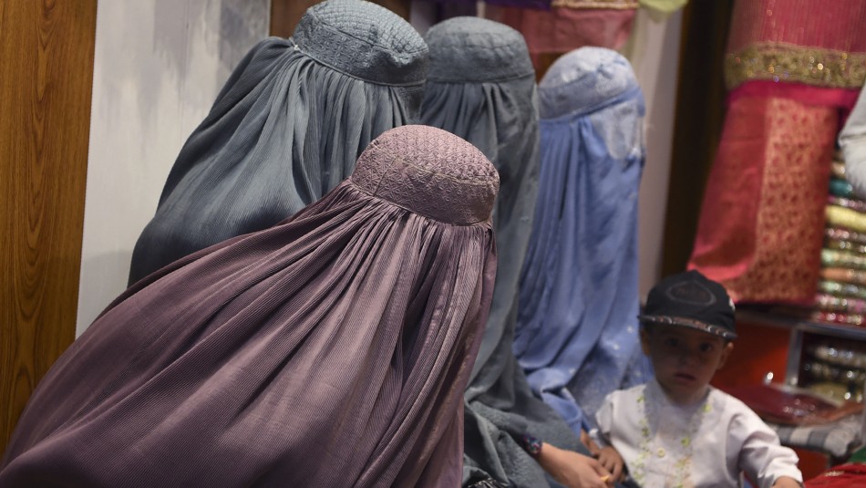 Suiza aprueba ley que prohíbe el uso de la burka en público Suiza aprueba ley que prohíbe el uso de la burka en público