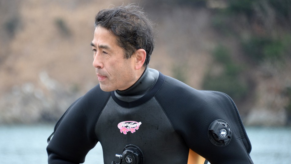 Hombre bucea buscando a su esposa desaparecida en tsunami: Hombre bucea buscando a su esposa desaparecida en tsunami: