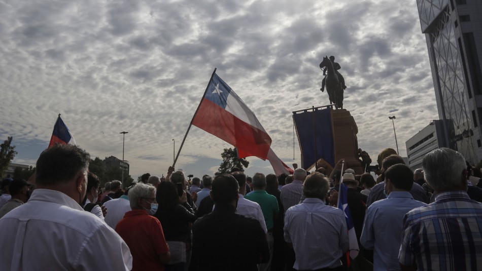 Plaza Baquedano. Estaba presente Cristián Labbé: Grupo se manifiesta contra mover estatua del General Baquedano