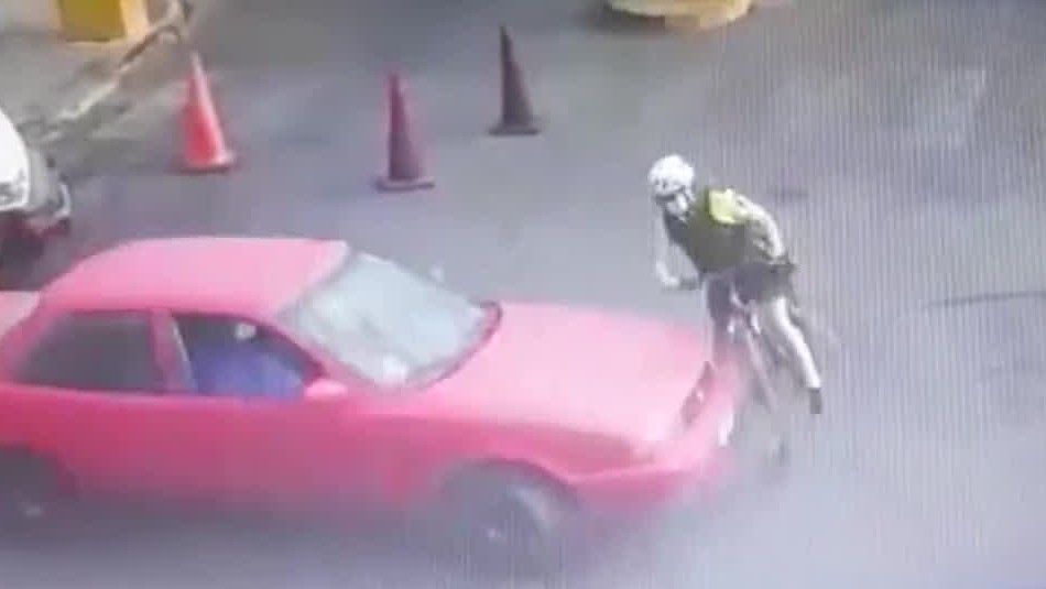 Video muestra atropello a carabinera por parte de conductor que se daba a la fuga Video muestra atropello a carabinera por parte de conductor que se daba a la fuga
