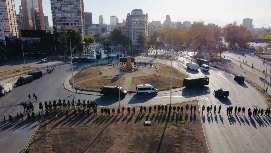 Gran contingente policial marca manifestaciones sin monumento de Baquedano en Plaza Italia Gran contingente policial marca manifestaciones sin monumento de Baquedano en Plaza Italia