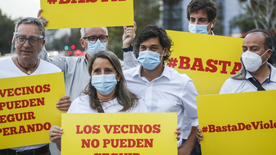 Manifestación Plaza Baquedano Diputados RN se manifiestan en Plaza Italia por retiro de la estatua del General Baquedano