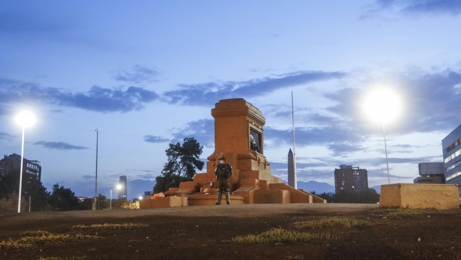 Plaza Baquedano. Así luce la plaza Baquedano sin la estatua del general: Se le rindieron honores militares