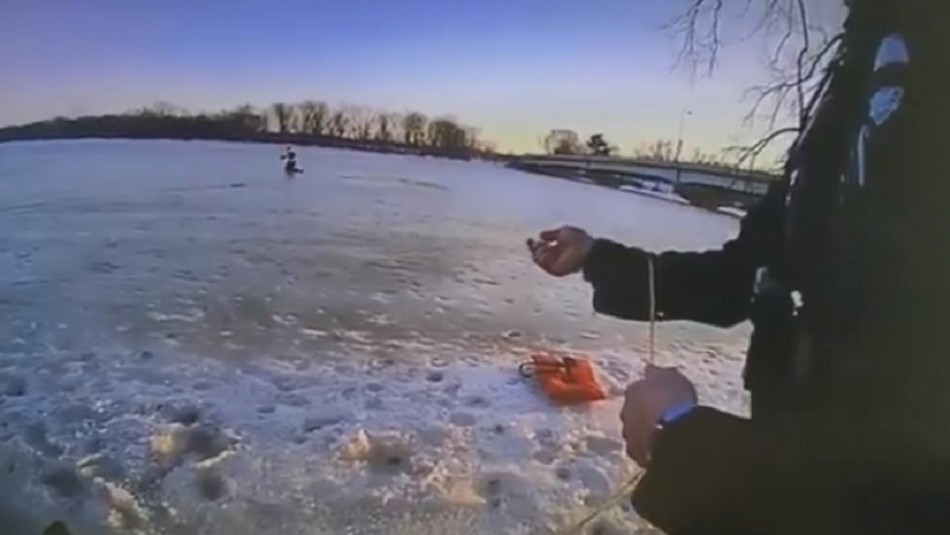 El video del dramático rescate de un niño que cayó a un río congelado El video del dramático rescate de un niño que cayó a un río congelado