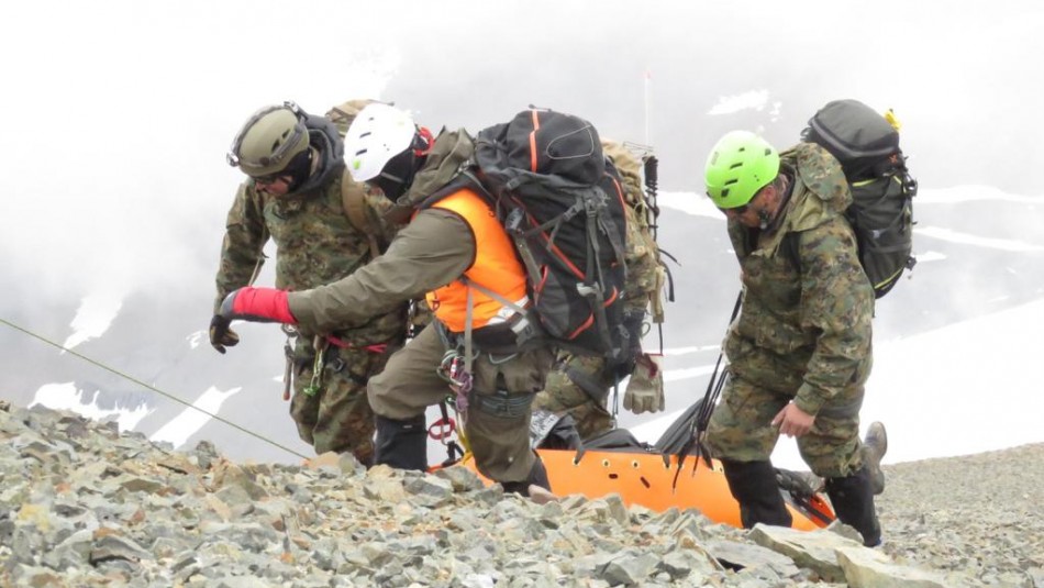Carabineros recupera dos cadáveres en cerro El Plomo Recuperan dos cadáveres en cerro El Plomo: Víctimas sufrieron accidente aéreo hace 40 años