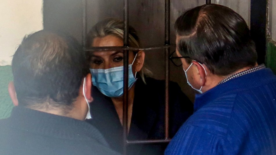 Detienen a expresidenta interina de Bolivia La particular detención de expresidenta de Bolivia: Fue encontrada escondida dentro de una caja