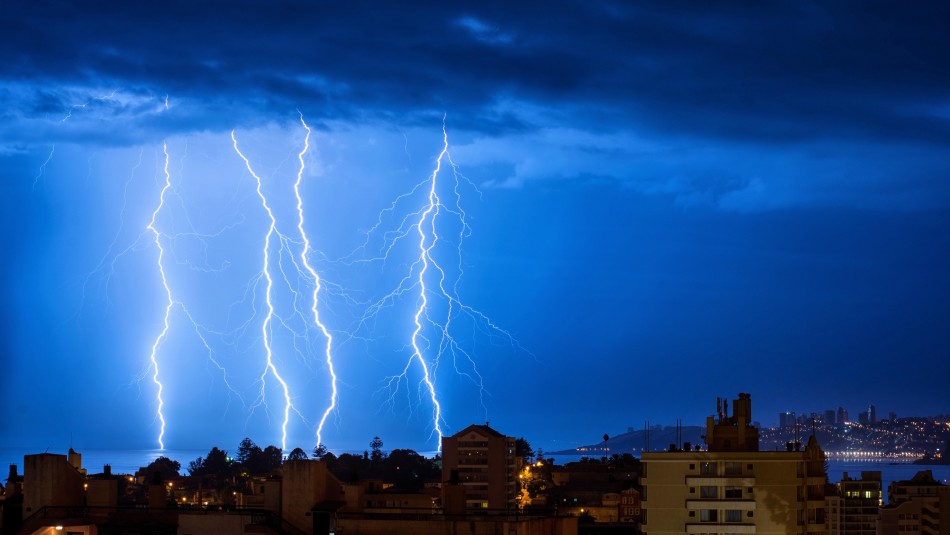 Emiten aviso por probables tormentas eléctricas en tres regiones del país Meteorología emite aviso por probables tormentas eléctricas en tres regiones del país