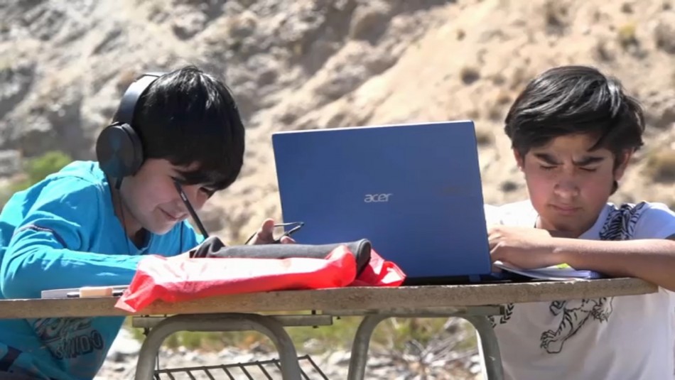 Hermanos deben subir un cerro para conectarse a sus clases online Hermanos deben subir un cerro para conectarse a sus clases online