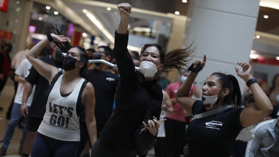 Deportistas protestan en pleno mall por cierre de gimnasios Con flexiones y equipamiento: Deportistas protestan en pleno mall por cierre de gimnasios