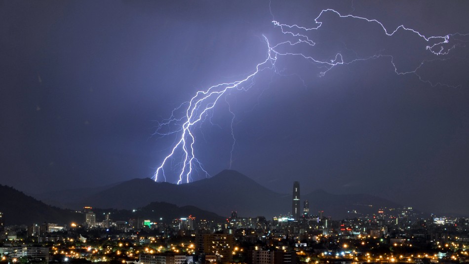 Tormenta eléctrica Santiago Declaran Alerta Temprana Preventiva para 10 comunas de la RM por tormentas eléctricas