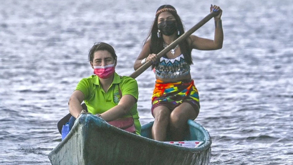 Jugada profesora viaja en canoa para educar a sus alumnos indígenas Jugada profesora viaja en canoa para educar a sus alumnos indígenas
