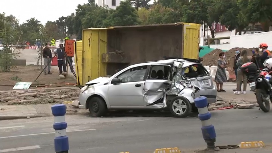 Tres niños y tres adultos lesionados en accidente producido por camión: Chofer no tiene licencia Tres niños y tres adultos lesionados en accidente producido por camión: Chofer no tiene licencia