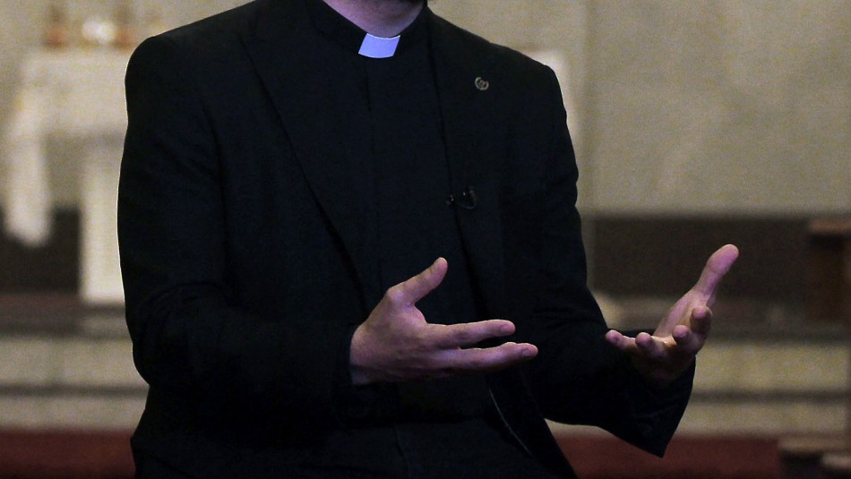 Imagen referencial de archivo Iglesia expulsa a sacerdote Hernán Enríquez: Es acusado de violación y abuso sexual