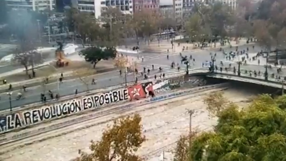 Incidentes en Plaza Italia dan paso a cortes de tránsito y cierres en el Metro Incidentes en Plaza Italia dan paso a cortes de tránsito y cierres en el Metro