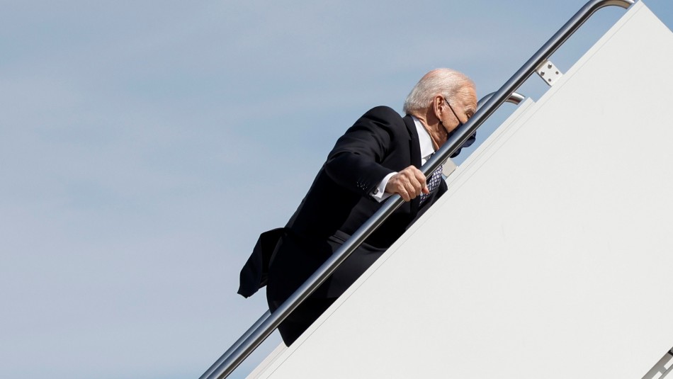 jore biden caida Video capta momento en que el presidente de EEUU tropieza al subirse al avión