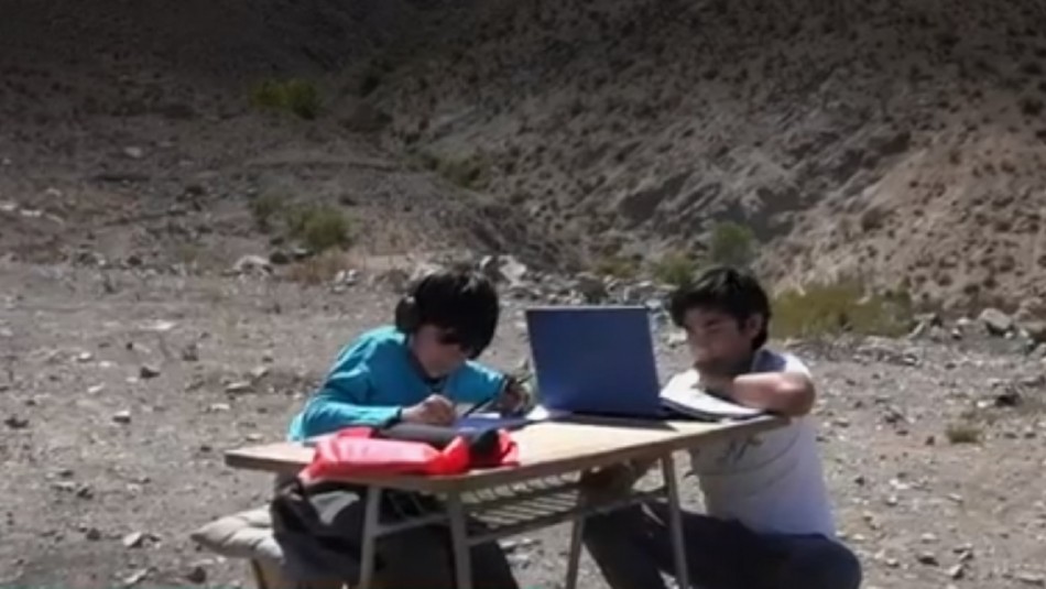 Vicuña Van en ayuda de alumnos de Vicuña para que se conecten a clases online.