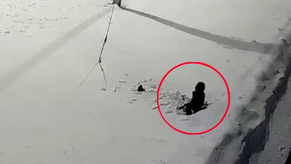 Niño ruso cae 12vo piso Impactante video: Niño de cinco años sobrevive a caída desde el piso 12
