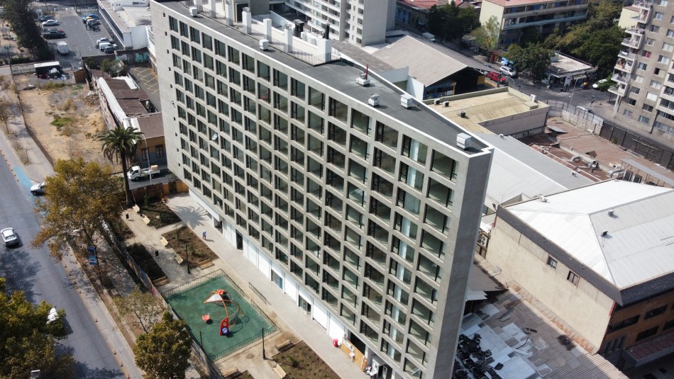 Departamentos alcanzan los $100 millones: Polémica por estrecho edificio en Santiago Departamentos alcanzan los $100 millones: Polémica por estrecho edificio en Santiago