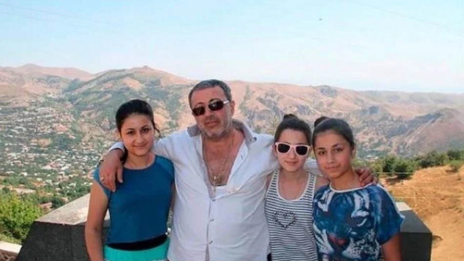 Rusia Hermanas asesinaron a su padre que abusaba de ellas.