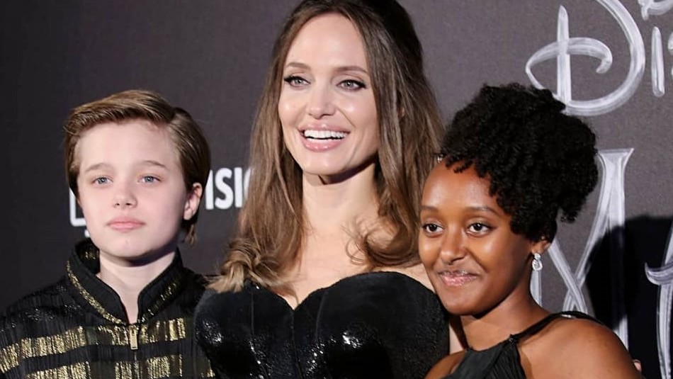 Así admira Angelina Jolie el retrato de su hija Zahara con incrustaciones de monedas de oro Así admira Angelina Jolie el retrato de su hija Zahara con incrustaciones de monedas de oro