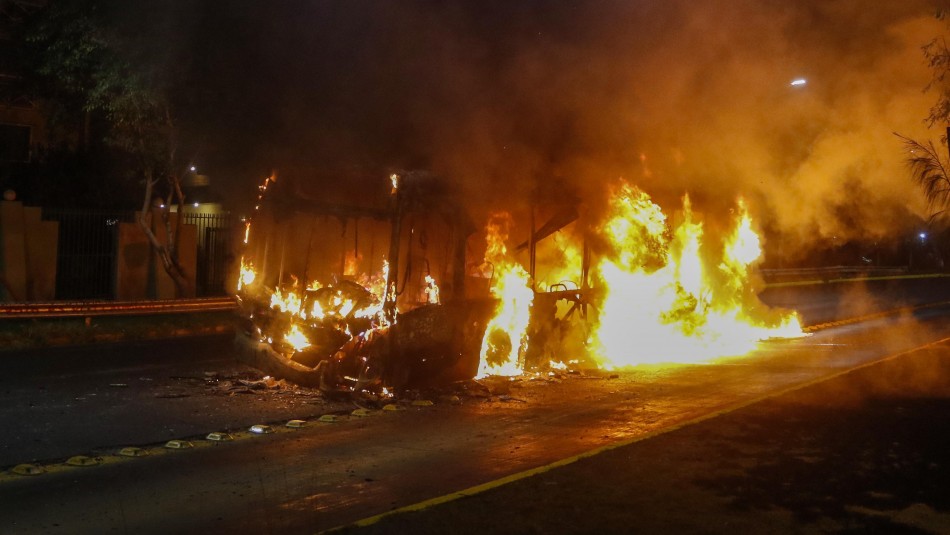 Incendian bus en plena vía pública de Ñuñoa