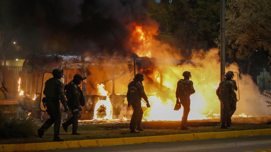 Tres buses resultaron incendiados en distintas comunas de la Región Metropolitana