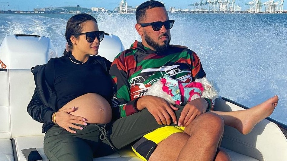 Así invitan Natti Natasha y Raphy Pina a la fiesta de revelación de género de su bebé Así invitan Natti Natasha y Raphy Pina a la fiesta de revelación de género de su bebé