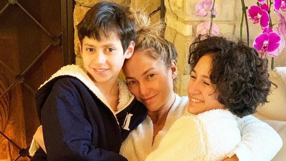 Jennifer Lopez posa con sus hijos Max y Emme en una piscina infinita en República Dominicana Jennifer Lopez posa con sus hijos Max y Emme en una piscina infinita en República Dominicana