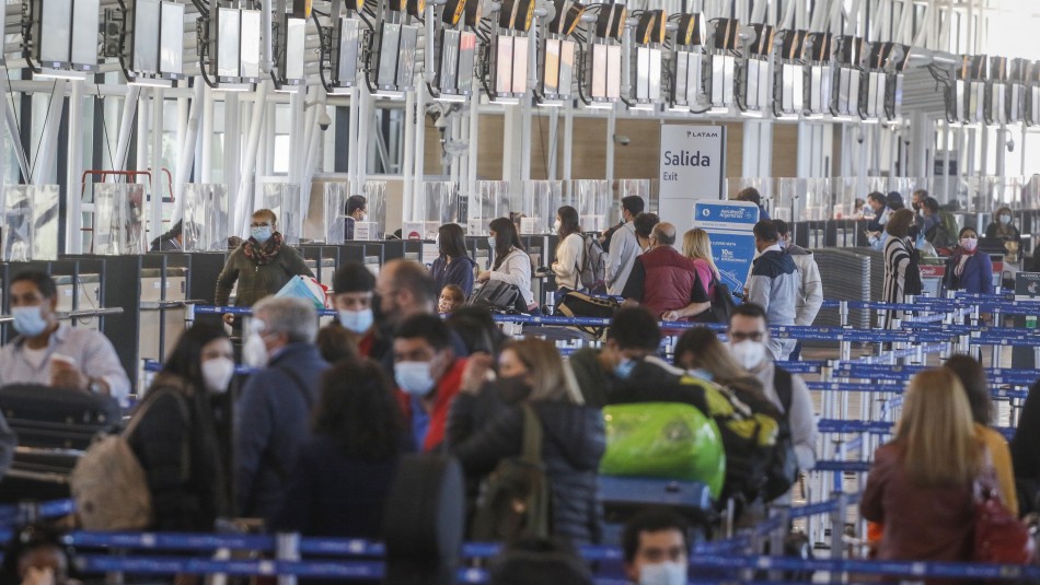 Aeropuerto de Santiago Colegio Médico por cierre de fronteras: